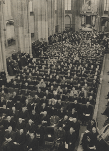 300283 Afbeelding van de genodigden in de Domkerk (Domplein) te Utrecht tijdens de nationale herdenking van de 1200-ste ...